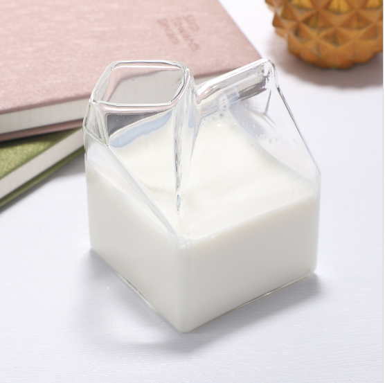 Şeffaf cam bardaklardan yapılmış en güzel içecekler