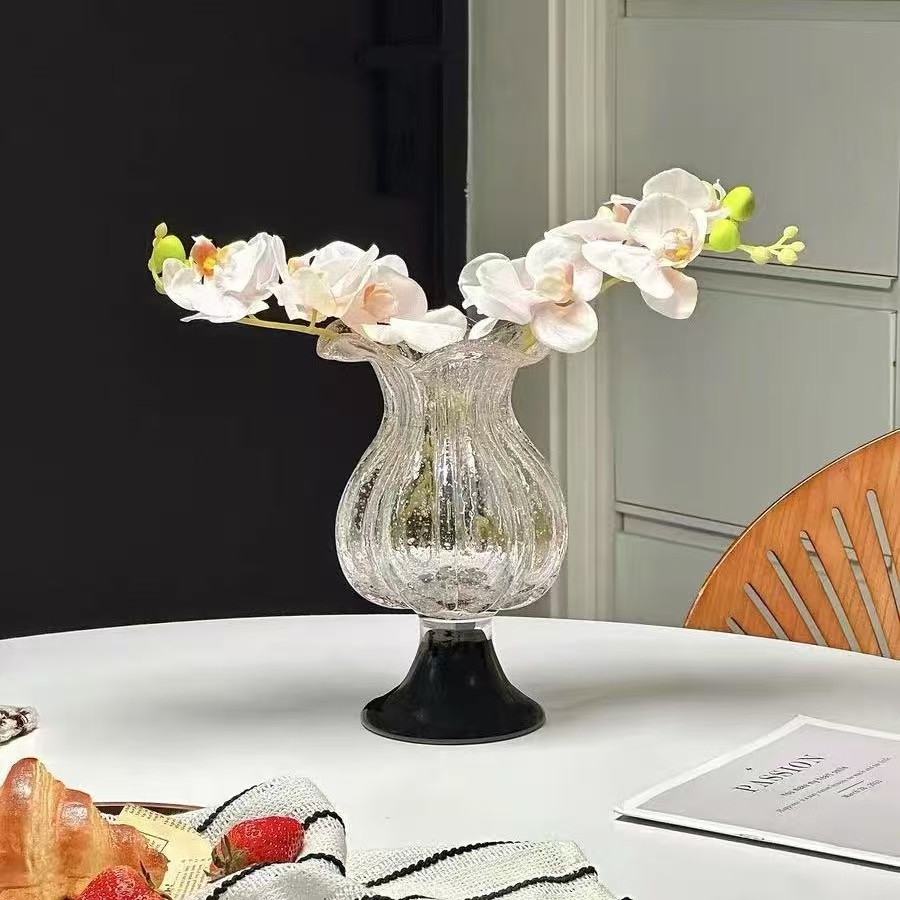 Garip şekilli çeşitli cam vazolar